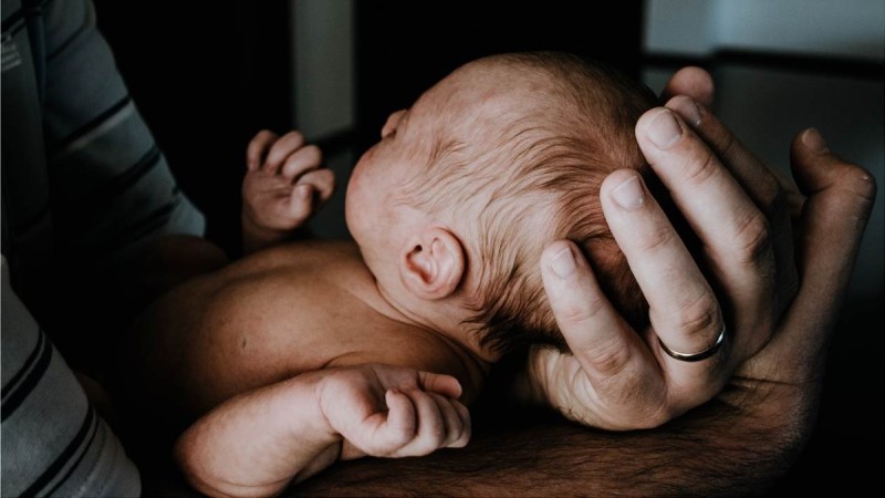 Φρίκη: Νεογέννητο μωρό βρέθηκε σε κάδο σκουπιδιών τουαλέτας αεροπλάνου