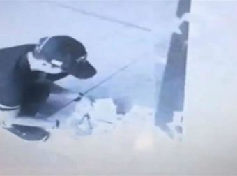 23χρονος πήγε να κάνει ανάληψη σε ΑΤΜ και δεν σταμάταγε να βγάζει χαρτονομίσματα – Στη συνέχεια… (Video)
