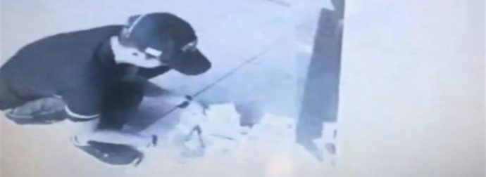 23χρονος πήγε να κάνει ανάληψη σε ΑΤΜ και δεν σταμάταγε να βγάζει χαρτονομίσματα – Στη συνέχεια… (Video)