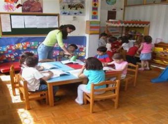 Χειροπέδες σε γονείς που δεν έστελναν το παιδί τους στο νηπιαγωγείο – Τι ισχυρίζονται οι ίδιοι