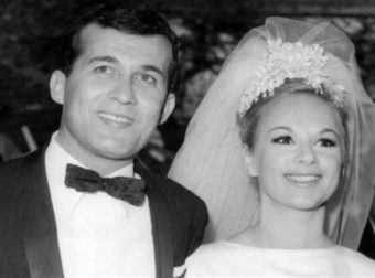 Πορσελάνινες κούκλες και κάδρα παντού – 6 σπάνιες φωτογραφίες από το σπίτι των Βουγιουκλάκη και Παπαμιχαήλ στην Στησιχόρου