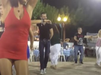 Τα δυο κορίτσια που «γκρέμισαν» το χωριό με το «καuτό» τους τσιφτετέλι [BINTEO]