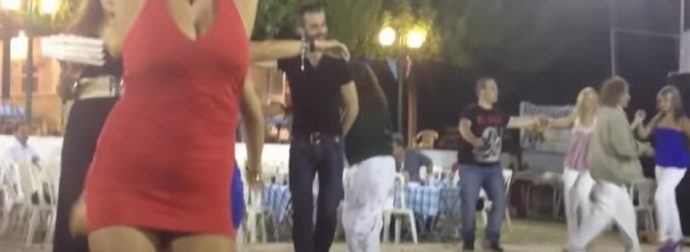 Τα δυο κορίτσια που «γκρέμισαν» το χωριό με το «καuτό» τους τσιφτετέλι [BINTEO]