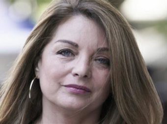 Με διαφορετικά μαλλιά και φρύδια – Η πρώτη τηλεοπτική εμφάνιση της Άντζελας Γκερέκου πριν 36 χρόνια