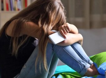 “Με ξεφτίλισαν”: Απαγόρευσαν σε 31χρονη μητέρα την είσοδο στο σχολείων των γιων της, λόγω του επαγγέλματός της