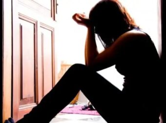 Εξομολόγηση: «Τσάκωσα την μητέρα να απατάει τον πατέρα μου με τον αδερφό του. Να το πω στον μπαμπά;»