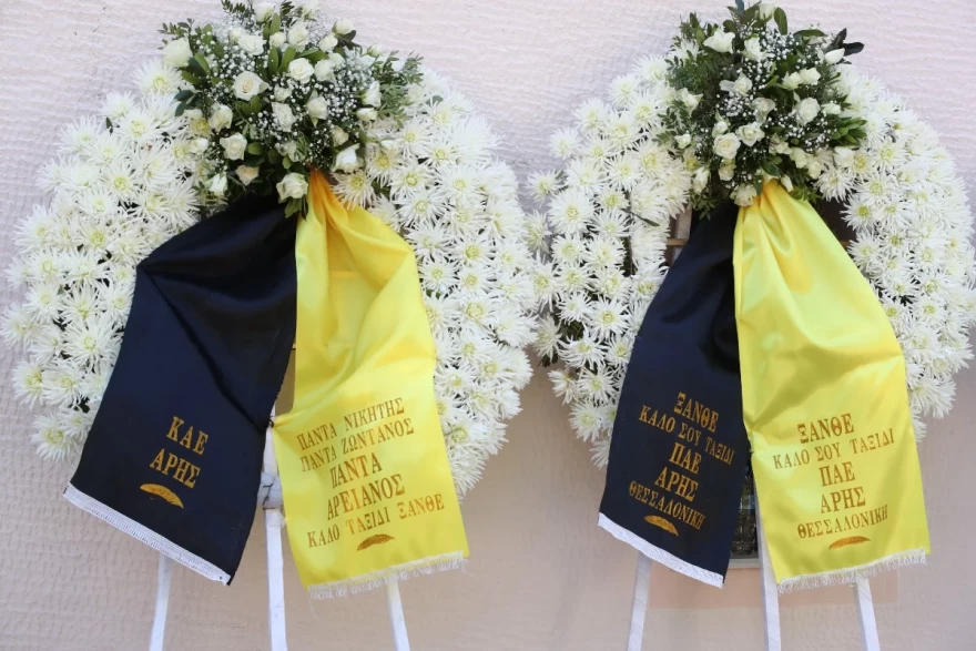 Θρήνος στην επιμνημόσυνη δέηση για τον Γιάννη Ιωαννίδη – Με λουλούδια στα χέρια συγγενείς και φίλοι στη Βούλα