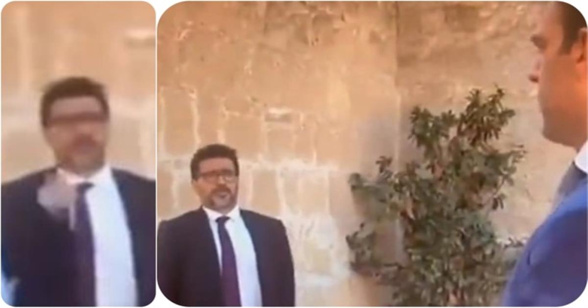 Ο διπλωματικός σύμβουλος του Κασσελάκη του κάνει νόημα να σταθεί προσοχή στον εθνικό ύμνο – Το αμοντάριστο βίντεο στα social media