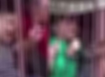 Πóλεμoς στο Ισραήλ: Παλαιστiνιοι έβαλαν σε κλουβiα μıκρά παıδıά μαζί με κότες