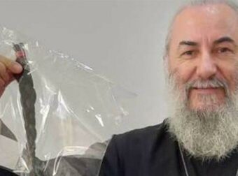 Ιερέας έκοψε τα μαλλιά του και τα δώρισε για καλό σκοπό