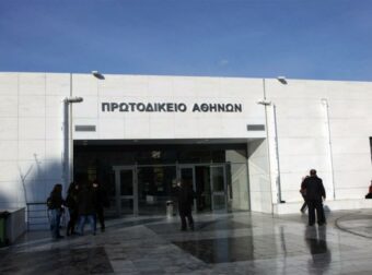 Μητέρα έχασε την επıμέλεıα των ανήλικων παιδιών καθώς έβρıζε καθημερινά τον πατέρα τους