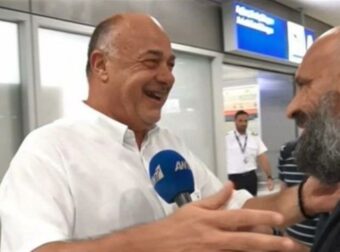 «Βίον ανθόσπαρτον» – Το σχόλιο του Αχιλλέα Μπέου για το γάμο Κασσελάκη και οι αγκαλιές στο αεροδρόμιο με την κόρη του