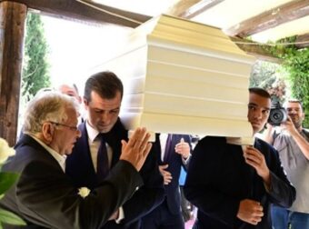 Μαίρη Χρονοπούλου: Έφτασε στο σπίτι της μέσα σε λευκό φέρετρο – Οι πρώτες εικόνες από την “γιορτή”
