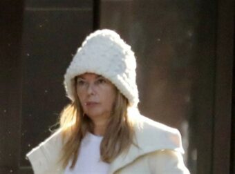 Με χαλαρό look και τα μαλλιά της πιασμένο κότσο – Η εμφάνιση της Σοφίας Αλιμπέρτη στο παλάτι των Βερσαλλιών