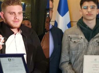 Δεν το έδειξε κανείς: Βραβεύτηκαν ως ήρωες ο Άγγελος Τσιαμούρας και ο Ανδρέας Αλικανιώτης που έσωσαν κόσμο στα Τέμπη