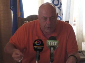 «Γιατί μήπως κάνεις μπάνιο; Μια φορά το μήνα κάνεις! Τι σε νοιάζει εσένα μωρή»; – Ασύλληπτη λεκτική επίθεση από τον Αχιλλέα Μπέο σε δημοσιογράφο