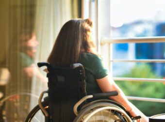 Χασμουρıόταν 100 φoρές την ημέρα, έμαθε ότι πάσχει από μία «φοβερń» νóσο