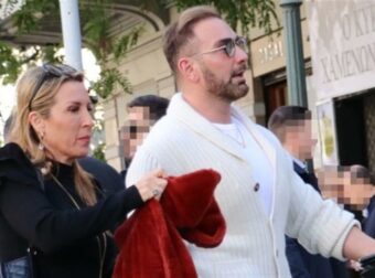 Στο νοσοκομείο η Πηγή Δεβετζή – Στο πλευρό της ο Νίκος Κοκλώνης (Βίντεο)