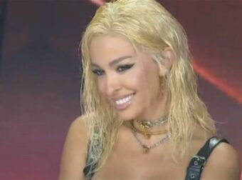 Fame Story: Τέλος το ξανθό για την Ελένη Φουρέιρα – Με μελαχρινό μαλλί, λαχανί μπλουζάκι και καρφιά στο λαιμό της