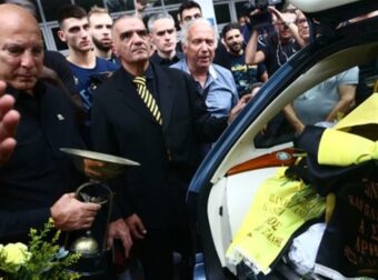 Σκηνές θλίψης στο τελευταίο αντίο του Γιάννη Ιωαννίδη – ”Έσπασε” μπροστά στις κάμερες ο Νίκος Γκάλης