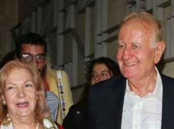 Πιασμένοι από τη μέση οι γονείς του Στέφανου Κασσελάκη σε βραδινή έξοδο – Η μητέρα του, Λία με εντυπωσιακό κόκκινο σακάκι