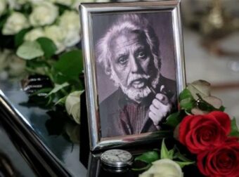 Πλήθος κόσμου στο τελευταίο αντίο του Γιώργου Γραμματικάκη – Άφηναν λευκά & κόκκινα λουλούδια στο φέρετρό του