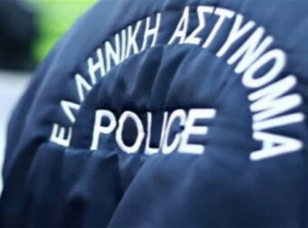 Πάτρα – Η στιγμή που αστυνομικός σκαρφαλώνει σε μπαλκόνι για να σώσει ηλικιωμένο