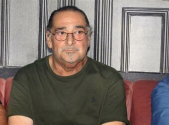 «Ο Βασίλης Καρράς είναι και θα είναι για πολύ καιρό ακόμα ζωντανός»: Έξαλλη η οικογένεια του τραγουδιστή, διαψεύδει τις φήμες!