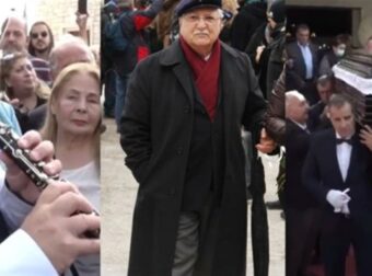 Bαρύ το κλίμα στην κηδεία του Χρόνη Αhδονίδη – Τον αποχαιρέτησαν με κλαρίνα και βιολιά