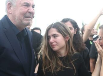 Εξόδιος ακολουθία Γιάννη Ιωαννίδη: «Σ’ αγαπάω!» – Τραγικές φιγούρες η σύζυγος και η κόρη του