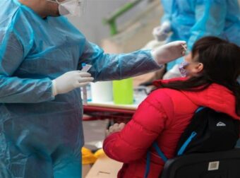 Συναγερμός μετά τη δραματική αύξηση κρουσμάτων κορωνοϊού: Το πρώτο μέτρο που επιστρέφει μετά τα ανησυχητικά νούμερα (Video)