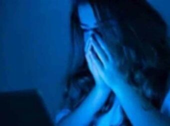 Πίστευε πως ο πατριός της απατούσε τη μητέρα της! Αυτό όμως που βρήκε από την κρυφή κάμερα ξεπερνάει την πιο νοσηρή φαντασία