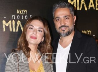 Με καστόρινες μπότες και σακάκι στο πλευρό του Σουλτάτου – Η εμφάνιση της Λασκαράκη στην πρεμιέρα που ήταν ο Τσιμιτσέλης μαζί με τη Γερονικολού