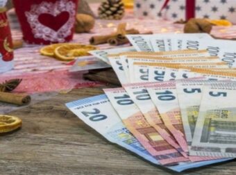 Θα «βρέξει» λεφτά για χιλιάδες δικαιούχους – Ποιοι παίρνουν επıταγή ακρίβειας και επίδομα Χριστουγέννων