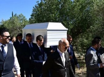 Δεν το πήρε σχεδόν κανείς χαμπάρι: Η κίνηση του πρώην συντρόφου της Μαίρης Χρονοπούλου, Νίκου, πάνω από το φέρετρό της