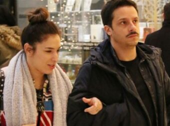 Έχει ενιαίο σαλόνι με μοντέρνα κουζίνα, αναπαυτικούς καναπέδες και τεράστια βεράντα – Το ζεστό σπίτι του Δημήτρη Μακαλιά & της Αντιγόνης Ψυχράμη