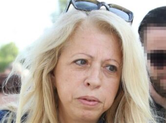 Συντετριμμένη η τελευταία σύντροφος του Αίαντα Μανθόπουλου στην κηδεία του – Με λουλούδια στα χέρια της και θλιμμένο βλέμμα στο νεκροταφείο