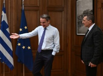 Πρώτη επαφή Μητσοτάκη – Κουρέτα στο Μαξίμου: «Συνεργασία για την ανασυγκρότηση της Θεσσαλίας» (photos)