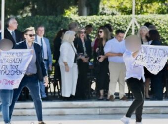 Χαμός στην παρέλαση της Αθήνας με δύο προσαγωγές λόγω διαμαρτυρίας κατά του πολέμου