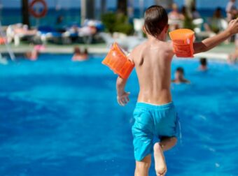 Δεν τα κατάφερε – Νεκρός ο 6χρονος που επέπλεε σε πισίνα ξενοδοχείου