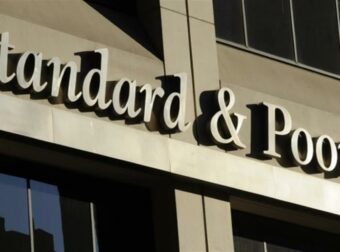 Standard & Poor’s: Έδωσε την επενδυτική βαθμίδα στην Ελλάδα – Οι νέες προοπτικές για την ελληνική οικονομία (video)