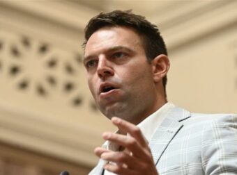 Πυρ και μανία ο Στέφανος Κασσελάκης: «Δείτε τι σκαρφίστηκαν τα ακροδεξιά πιστόλια ανήμερα εκλογών»
