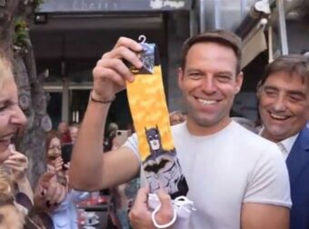 Και επίσημα «Batman» ο Στέφανος Κασσελάκης: Πολίτες του δώρισαν κάλτσες με τον super ήρωα (video)