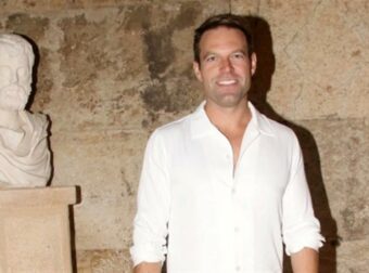 Χωρίς τον Tyler McBeth στο Ηρώδειο ο Στέφανος Κασσελάκης – Με λευκό πουκάμισο και τζιν δίπλα σε ιδιαίτερη παρέα