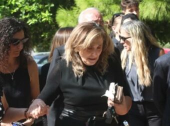 Υποβασταζόμενη η σύζυγος του Γιάννη Ιωαννίδη, Γιούλα, στην επιμνημόσυνη δέησή του