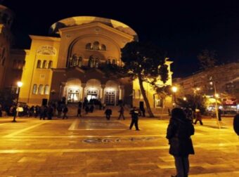 Άγιος Παντελεήμονας: Δίωξη για τρία πλημμελήματα στον Σύρο που μπήκε με μαχαίρι στον ναό και φώναζε «Αλλαχού Ακμπάρ» (video)