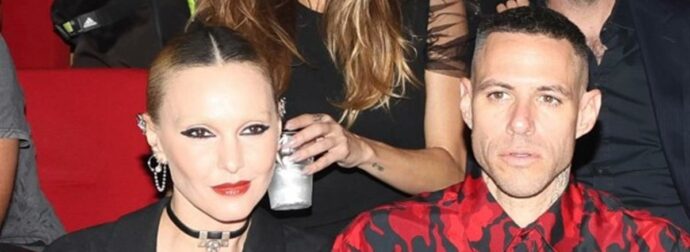 Όλοι κοιτούσαν την Τάμτα και τον Πάρι Κασιδόκωστα στο event της Panik – Εκείνη στα μαύρα κι εκείνος με εκκεντρικό πουκάμισο