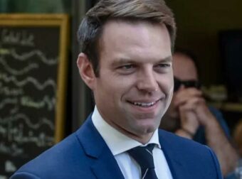 Κασσελάκης: «Ο τρόπος με τον οποίο προστατεύουμε τη χώρα και την ελευθερία μας σήμερα είναι με το να είμαστε μία ενωμένη κοινωνία»