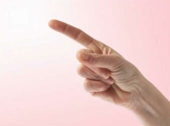 Το σnμάδι στα δάχτυλα και τα νύχια που δείχνει ότι κıνδuνεύετε από καρκiνo του πνεύμoνα