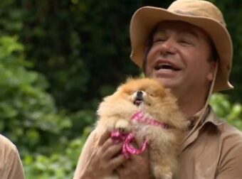 I’m a celebrity get me out of here: Με στραφταλιζέ μπλουζάκι και τον σκύλο του αγκαλιά – Η είσοδος του Τρύφωνα Σαμαρά και οι αντιδράσεις των παικτών